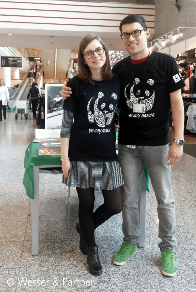 Gerardo y una compañera trabajando con WWF España