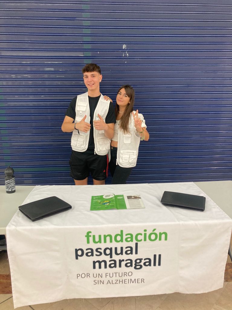 Captadores de Madrid con tablet y mesa con mantel de Fundación Pasqual Maragall