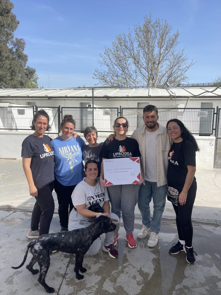 Equipo wesser entregando donativo asociación Uprodea